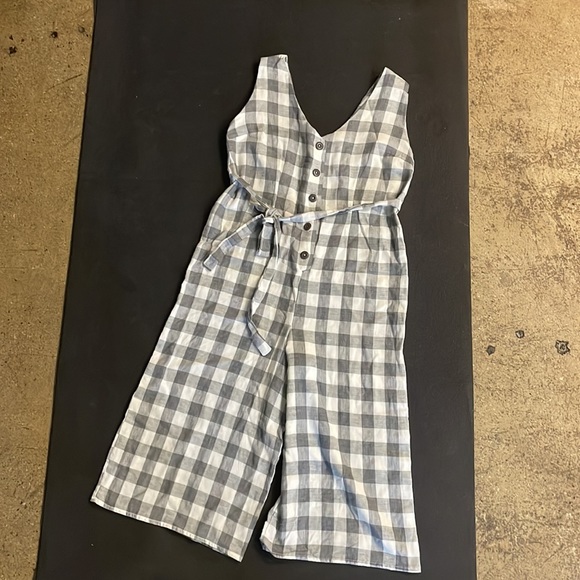 Forever 21 culotte plaid jumpsuit. White & grey. Size S. - Picture 2 of 2